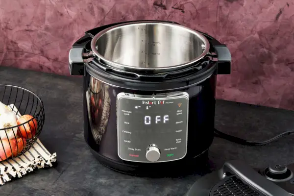 Panela de pressão Instant Pot Pro Plus Wi-Fi Smart 10 em 1 de 6 quartos colocada na mesa