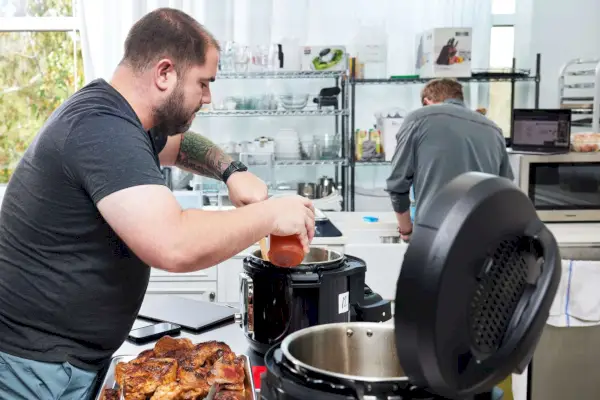 Pessoa fritando carne na panela de pressão Instant Pot Pro Plus Wi-Fi Smart 10 em 1 de 6 quartos