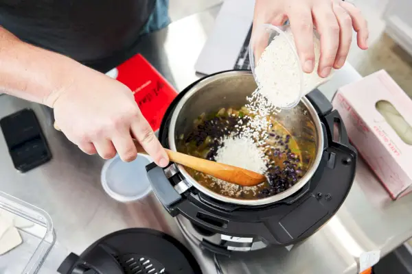 Pessoa cozinhando arroz na panela de pressão Instant Pot Pro Plus Wi-Fi Smart 10 em 1 de 6 quartos