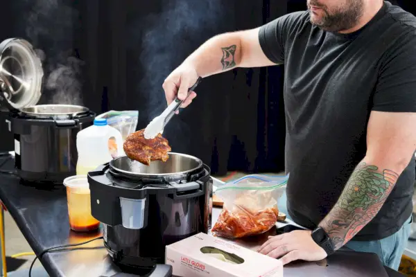 Pessoa fritando carne na panela de pressão Instant Pot Pro Plus Wi-Fi Smart 10 em 1 de 6 quartos