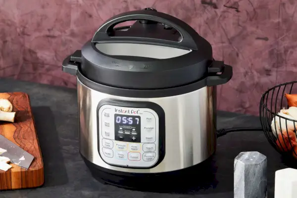Panela de pressão multiuso Instant Pot Duo Mini 3-Quart V5 colocada na mesa