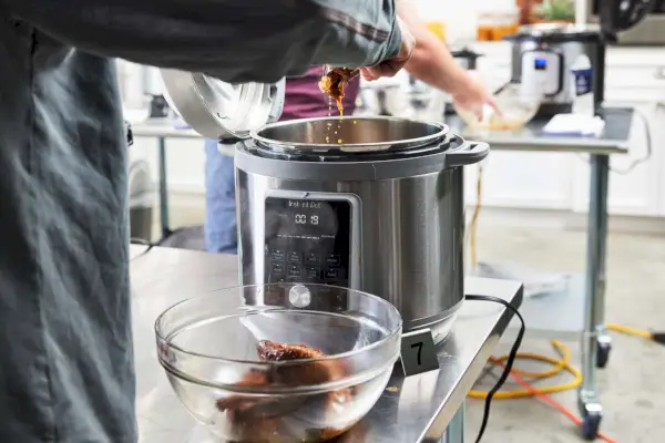 Pessoa preparando comida na Panela de Pressão Multiuso Instant Pot Duo Plus 8-Quart V4