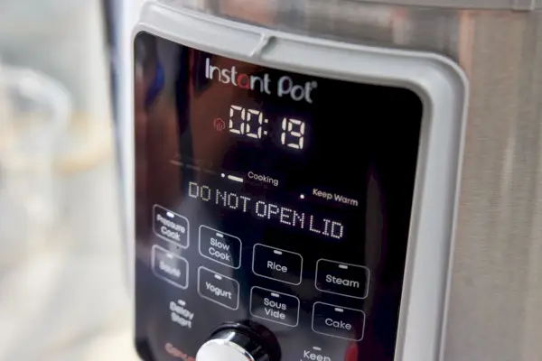 Temperatura da Panela de Pressão Multiuso Instant Pot Duo Plus 8-Quart V4 em uma visão mais próxima