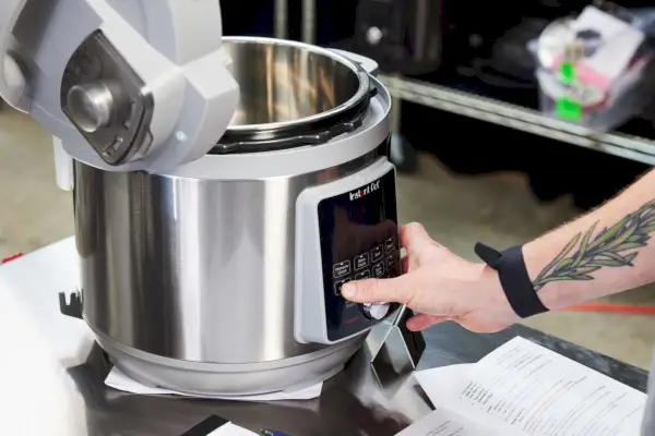 Pessoa abrindo Panela de Pressão Multiuso Instant Pot Duo Plus 8-Quart V4