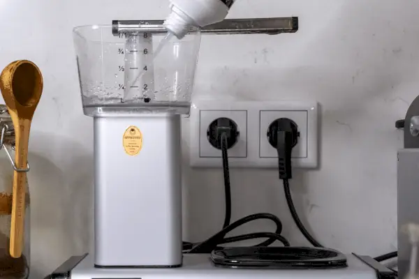 Experten zufolge reinigen und entkalken Sie Ihre Kaffeemaschine