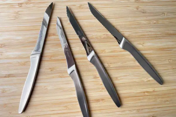 סט סכיני סטייק משונן מנירוסטה Zwilling Henckels מוצג על שולחן עץ