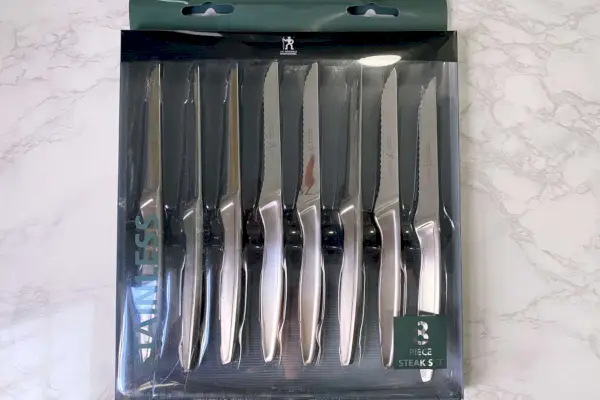 סט סכין סטייק משונן נירוסטה של ​​Zwilling Henckels באריזה המוצגת על משטח שיש