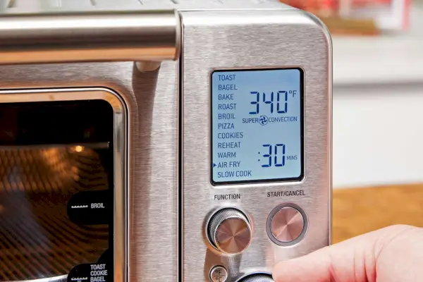 Un gros plan de l'écran de la friteuse à air Breville the Smart Oven