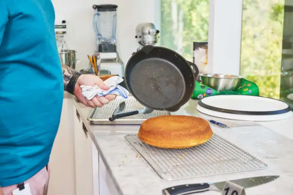 Detailný záber na osobu, ktorá drží Camp Chef 10