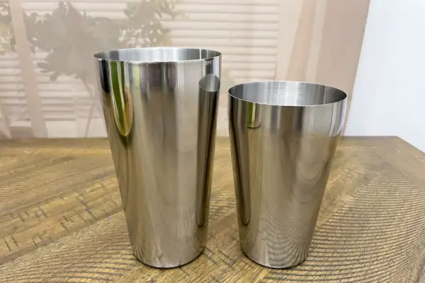 Der True Advance Boston Shaker aus Edelstahl wird auf einem Holztisch ausgestellt