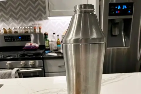 Elevated Craft Der Elevated Cocktail Shaker wird auf einem Marmortisch ausgestellt