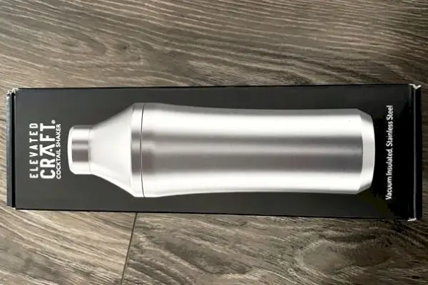 Elevated Craft Der Elevated Cocktail Shaker wird auf einem Holztisch ausgestellt