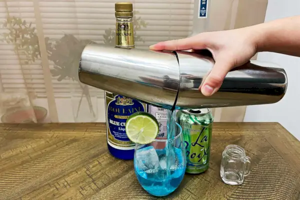 Person schenkt Cocktails aus dem True Advance Edelstahl-Boston-Shaker ein