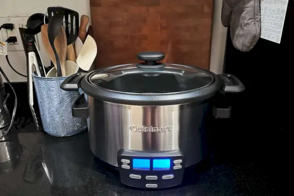 Um Multi-Fogão Cuisinart Cook Central 3 em 1 de 4 quartos (MSC-400) em uma bancada de cozinha.