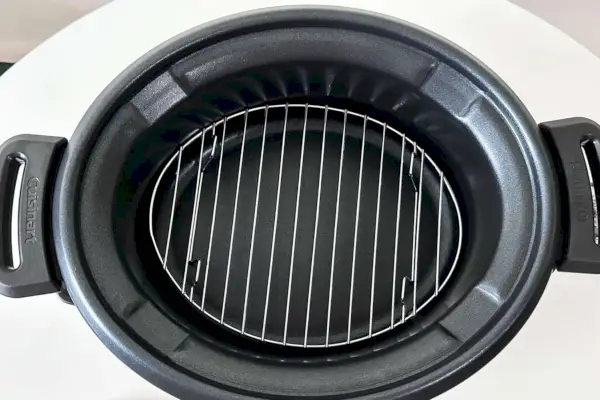 O interior de um Multi-Cooker Cuisinart Cook Central 3 em 1 de 4 quartos (MSC-400) em cima de uma mesa.