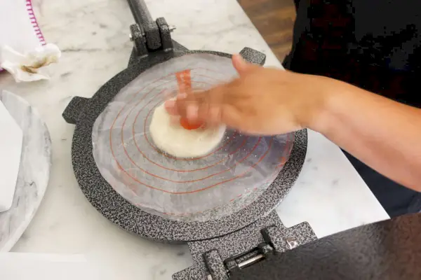 Osoba používajúca ARC Tortilla Press
