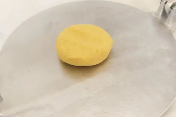 Cesto na tortillu, ktoré sa chystá stlačiť lisom Made in Mexico Gonzalez Authentic Mexican Tortilla Press