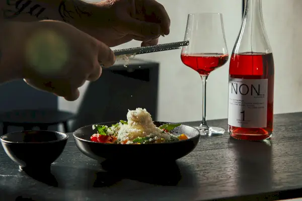 Ho provato NON: il vino NA che è così buono da ingannare un bevitore di rosé