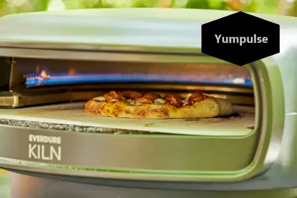 Pieczenie pizzy w piekarniku Everdure KILN S Series