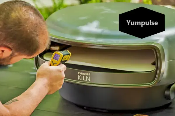 Osoba trzymająca czytnik temperatury w piecu Everdure KILN S Series