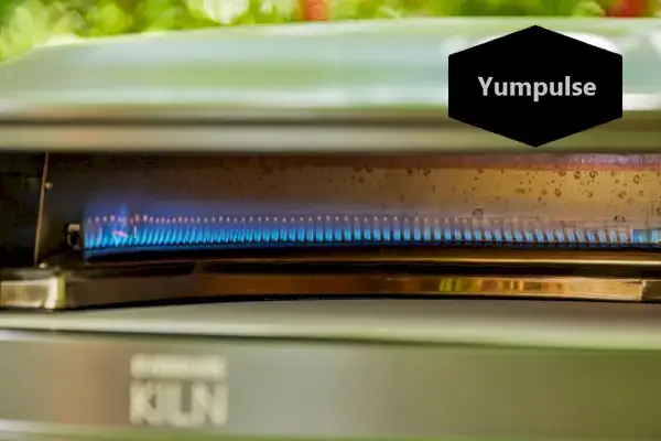 Zbliżenie płomienia wewnątrz piekarnika Everdure KILN S Series