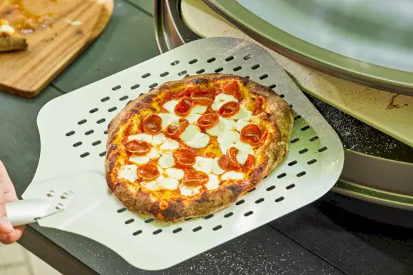 Zbliżenie pizzy przygotowanej w piekarniku Everdure KILN S Series