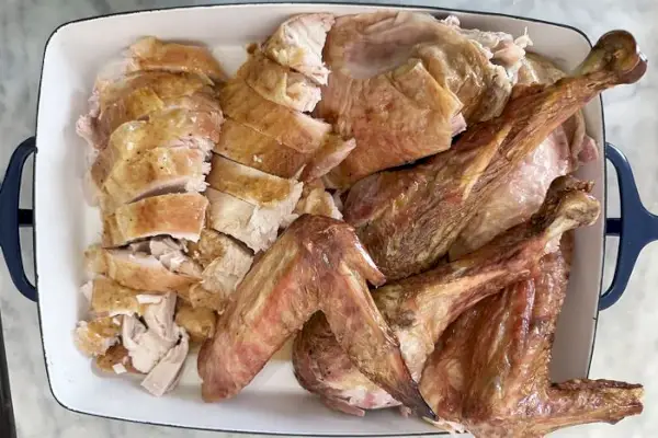 W pełni ugotowany Organiczny Prairie Organiczny cały indyk w naczyniu do serwowania