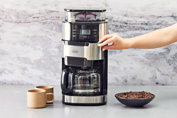 Öffnen des Filterfachs einer 10-Tassen-Filterkaffeemaschine von Gevi mit der Hand