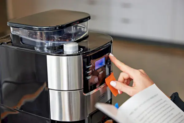 Drücken Sie per Hand einen Knopf an der 10-Tassen-Filterkaffeemaschine von Gevi