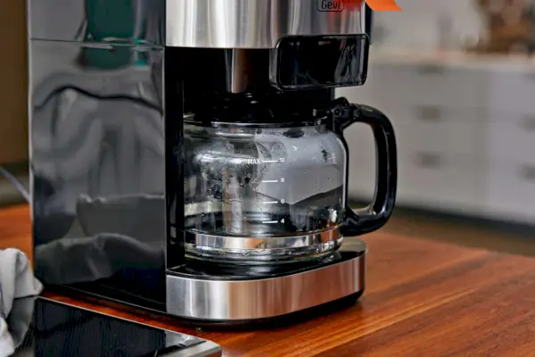 Gevi 10-Tassen-Filterkaffeemaschine auf einer Holztheke