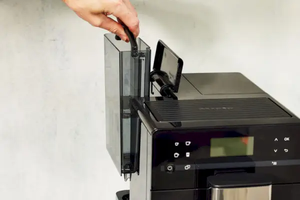 Entfernen des Wasserbehälters der automatischen Kaffee- und Espressomaschine Miele Silence per Hand