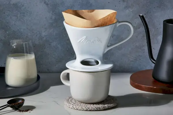 A cafeteira Melitta 1 xícara de porcelana para servir em cone é exibida