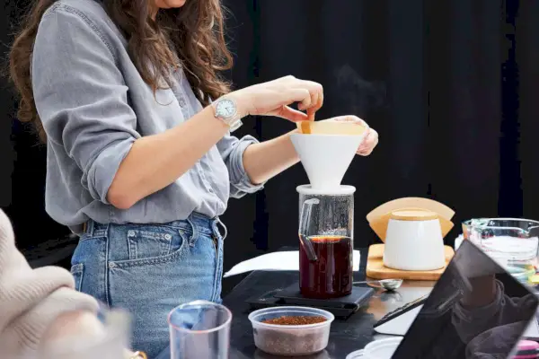 Pessoa testando conjunto de cafeteira e vasilha Melitta Artisan Porcelain Pour-Over