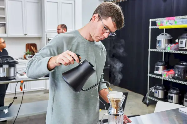 pessoa despejando água no Chemex Funnex