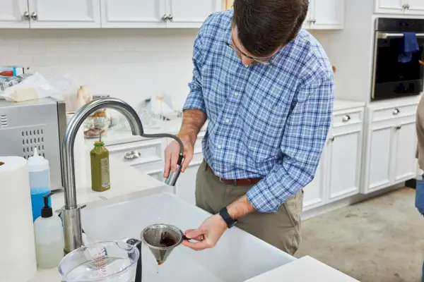 Pessoa limpando conjunto de cafeteira sem papel Coffee Gator Pour Over