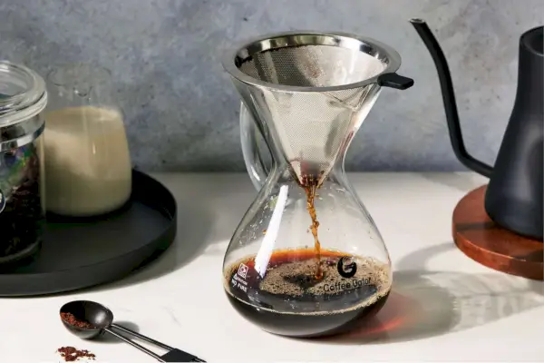 O conjunto de cafeteira Coffee Gator Paperless Pour Over é exibido