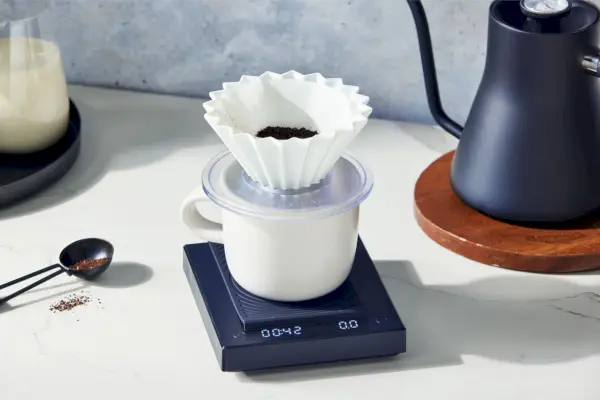 Origami Pour Over Coffee Dripper é exibido no balcão