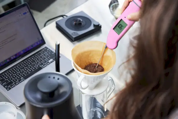 Cafeteira Chemex Classic Series exibida em um balcão branco