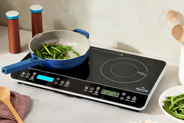 Grüne Bohnen kochen auf dem tragbaren LCD-Doppel-Induktionskochfeld von Duxtop