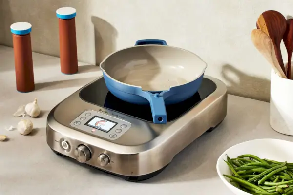 Eine leere Pfanne auf dem Breville PolyScience, dem Control Freak Smart Induction Cooker