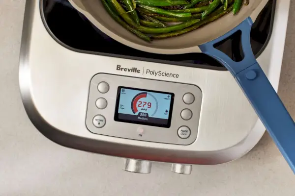 Grüne Bohnen kochen auf mittlerer Stufe auf dem Control Freak Smart Induction Cooker von Breville PolyScience