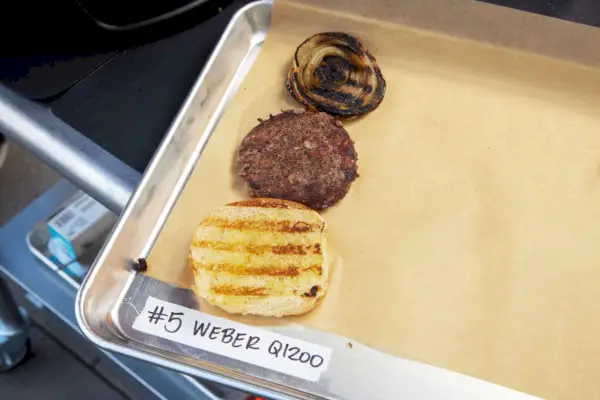מזון שנצלה על הגריל Weber Q 1200 במהלך הבדיקה.