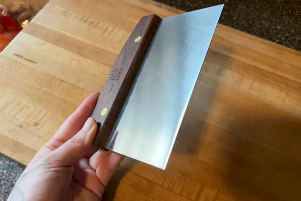 Une personne tenant le couteau d'établi de la King Arthur Baking Company