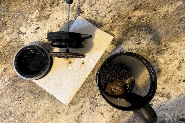 O café dentro da cafeteira Bodum Bean Cold Brew