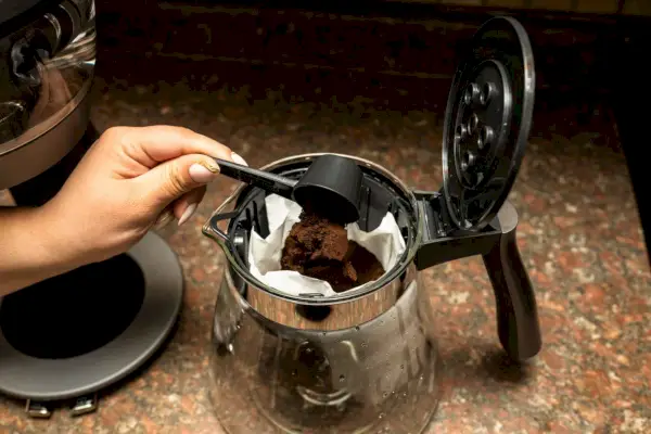 O café moído é colocado no De