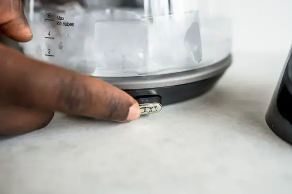 Uma pessoa aperta um botão na parte inferior do De