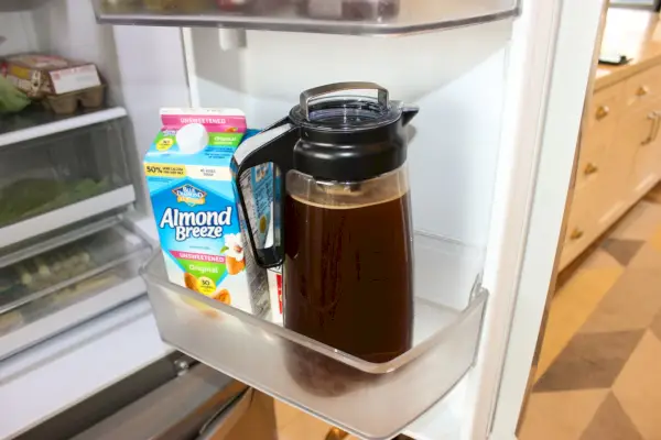 A cafeteira Mueller Cold Brew na porta de uma geladeira