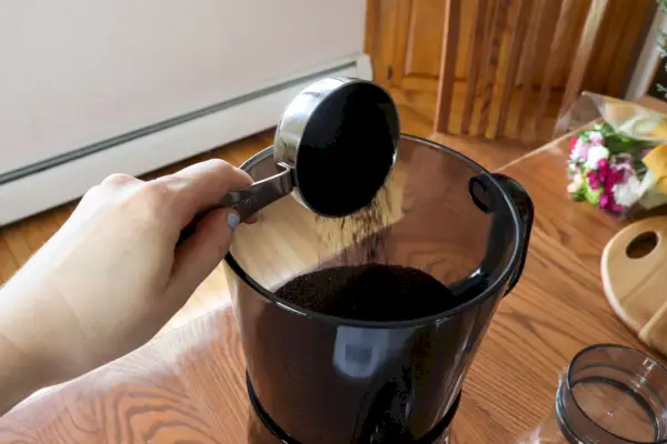 Uma pessoa serve café na cafeteira OXO Good Grips Cold Brew (1272880)
