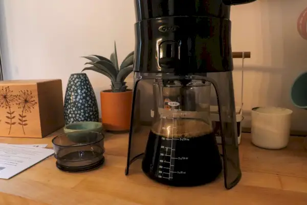 Café frio feito na cafeteira OXO Good Grips Cold Brew (1272880)