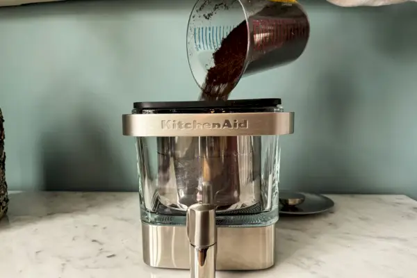 O café moído é colocado na cafeteira KitchenAid KCM4212SX de 28 onças Cold Brew